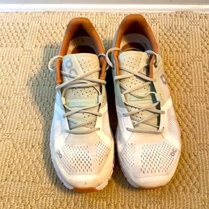 On Cloudflow Aloe/white. Worn twice…